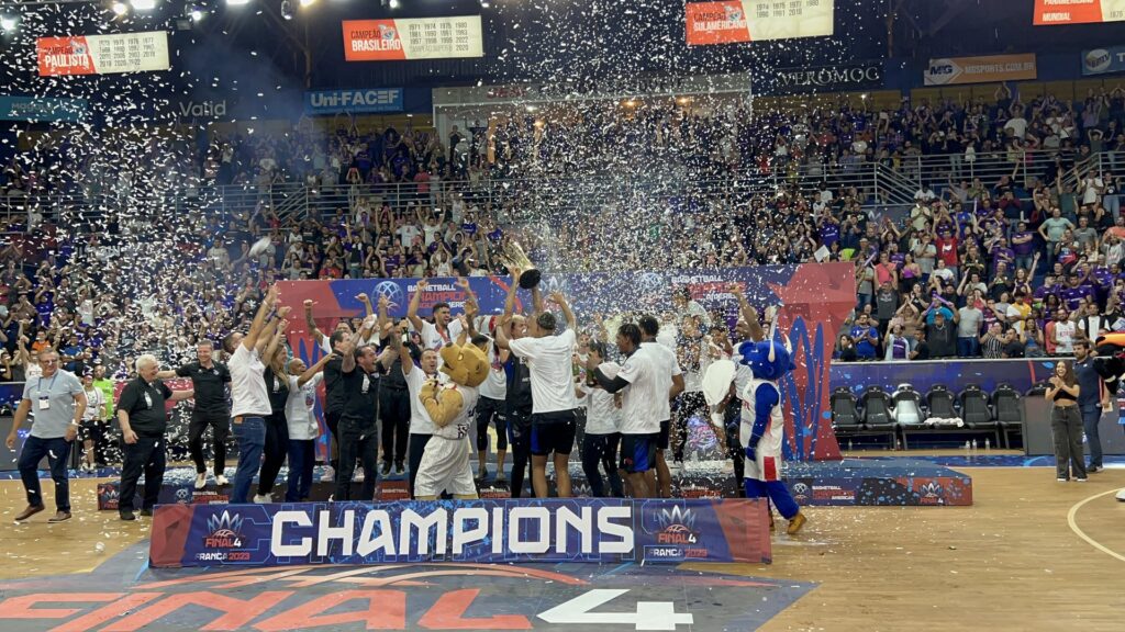 Sesi Franca comemora o título no pódio do Final Four da BCLA 2023, no Ginásio Pedrocão, em Franca