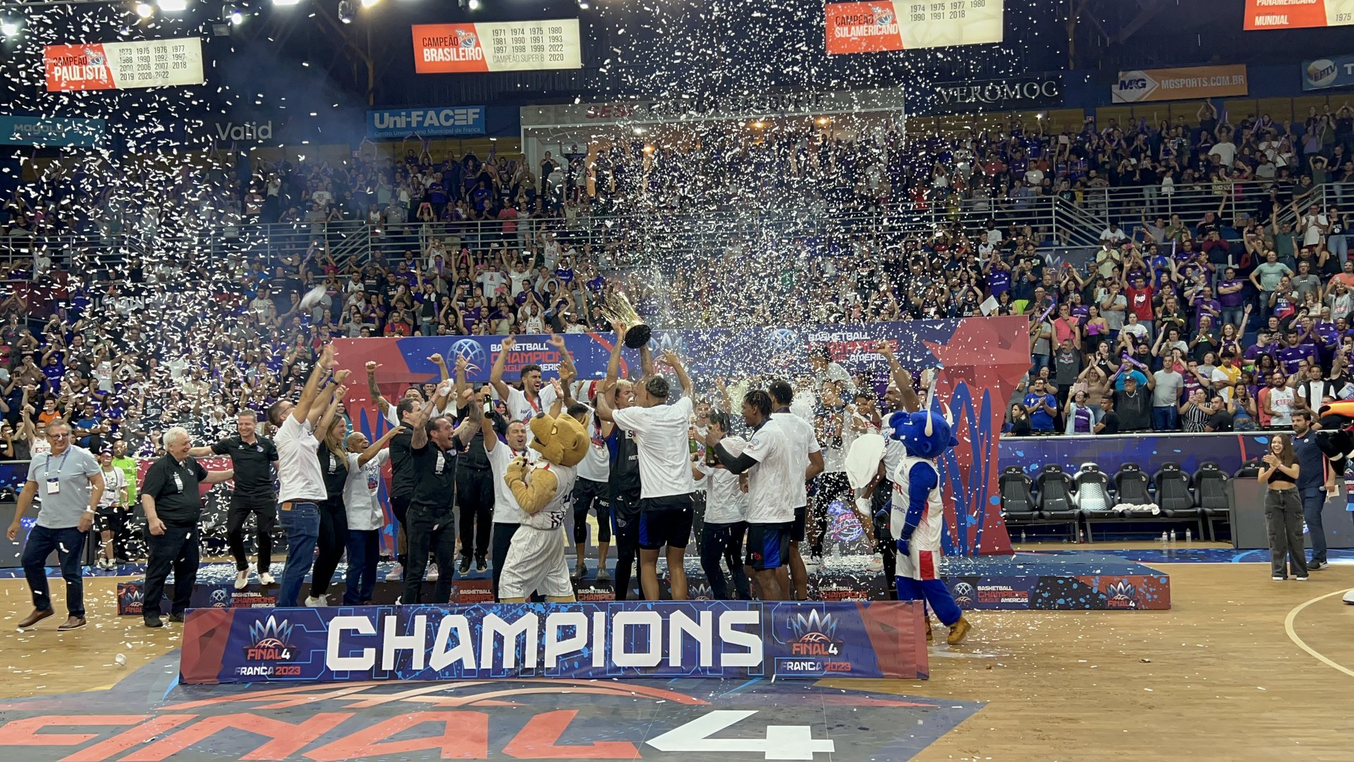 Sesi Franca comemora o título no pódio do Final Four da BCLA 2023, no Ginásio Pedrocão, em Franca