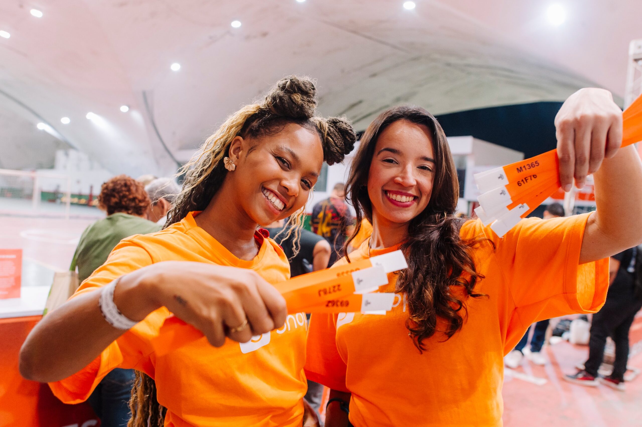 Promotoras da Shopee com pulseiras da ativação no Estádio Luso-Brasileiro