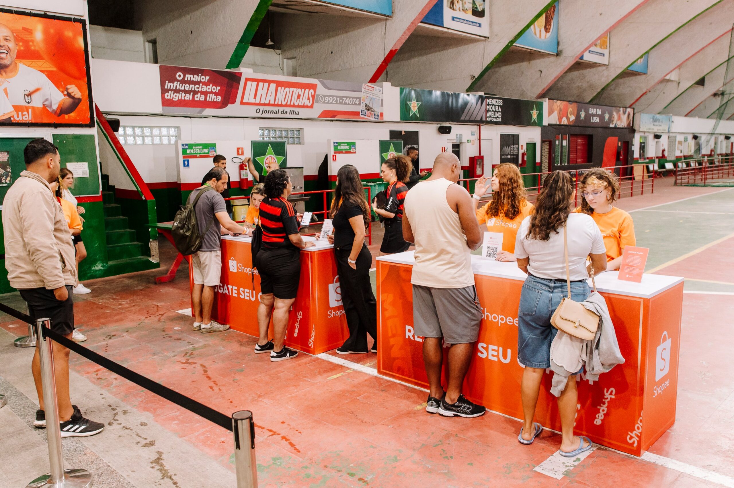 Torcedores do Flamengo na fila do balcão da Shopee resgatando o cupom pelo celular, no Estádio Luso-Brasileiro